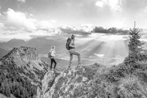 Blick vom Seinskopf über Krün in den Sonnenuntergang - Weitsichtig - Seitenverhältnis 3:2 - Bergwanderer am Seinskopf im Soiern - weitere Infos unter https://www.kriner-weiermann.de