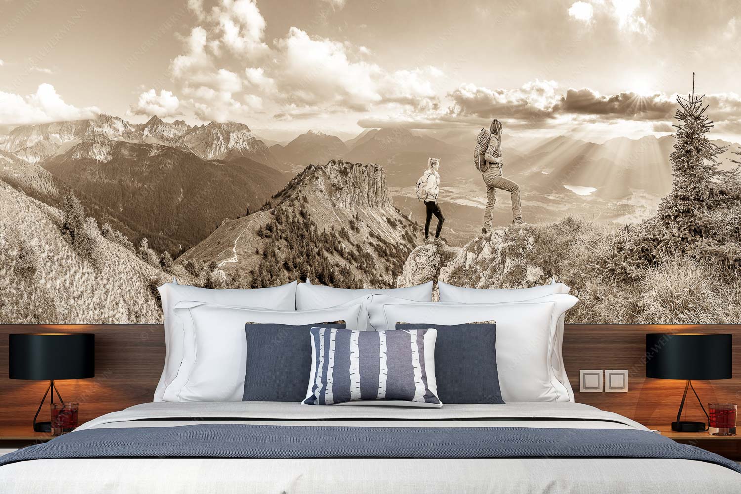 Weitsichtig – Größe ca. 350x140cm, Seitenverhältnis 2,5:1 — Bergwanderer am Seinskopf im Soiern Blick vom Seinskopf über Krün in den Sonnenuntergang - Weitsichtig - Größe ca. 350x140cm, Seitenverhältnis 2,5:1 - Bergwanderer am Seinskopf im Soiern - weitere Infos unter https://www.kriner-weiermann.de