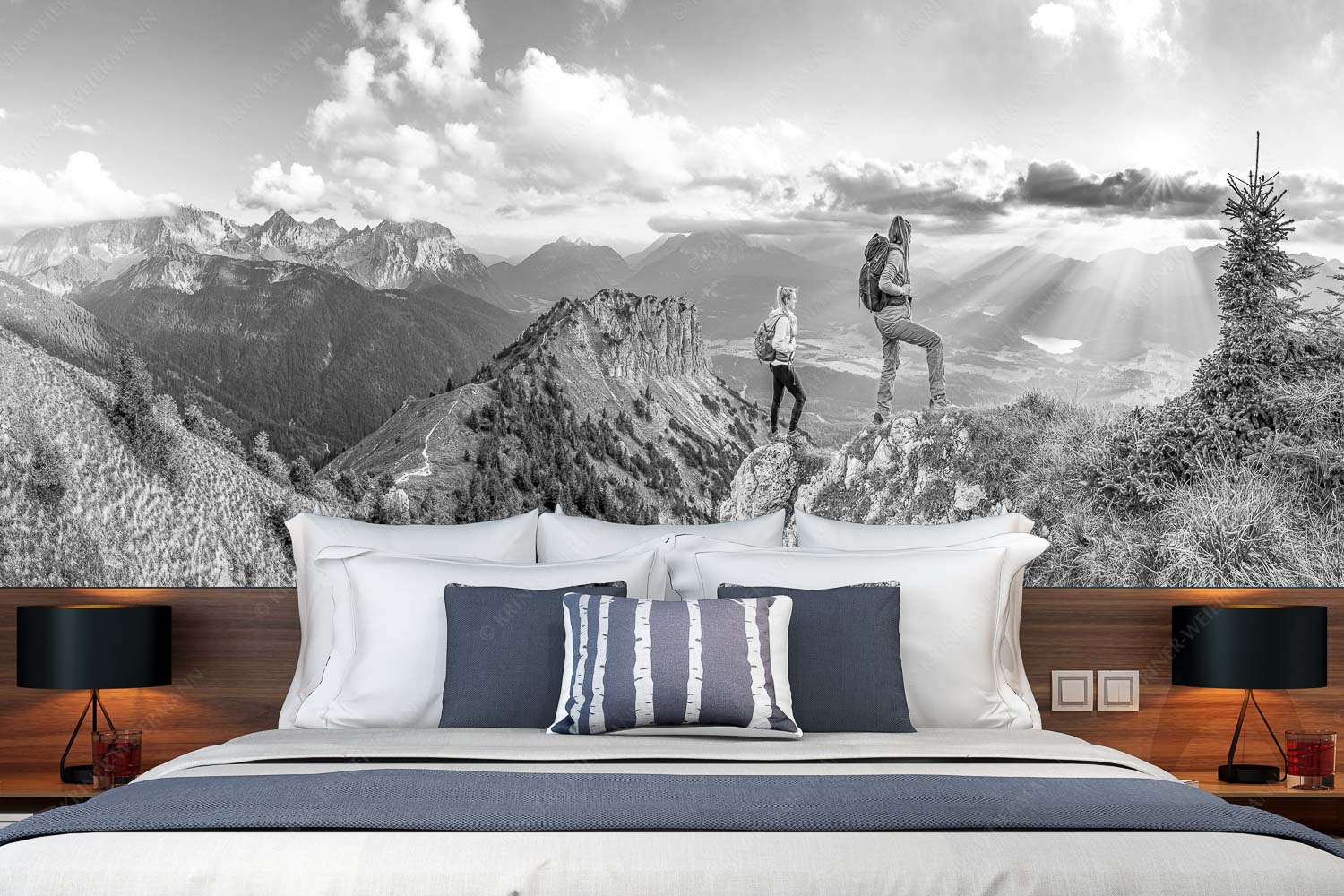 Weitsichtig – Größe ca. 350x140cm, Seitenverhältnis 2,5:1 — Bergwanderer am Seinskopf im Soiern Blick vom Seinskopf über Krün in den Sonnenuntergang - Weitsichtig - Größe ca. 350x140cm, Seitenverhältnis 2,5:1 - Bergwanderer am Seinskopf im Soiern - weitere Infos unter https://www.kriner-weiermann.de