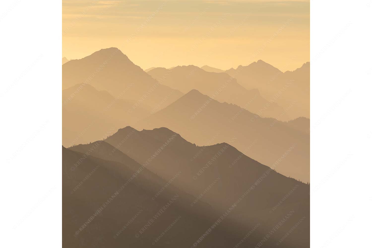 Welt der Sihouetten – Seitenverhältnis 1:1 — Gipfel und Bergketten Weit schweift der Blick über das Ammergebirge bis hin zu den Allgäuer Alpen