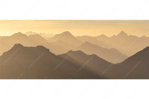 Weit schweift der Blick über das Ammergebirge bis hin zu den Allgäuer Alpen - Welt der Sihouetten - Seitenverhältnis 2,5:1 - Gipfel und Bergketten - weitere Infos unter https://www.kriner-weiermann.de