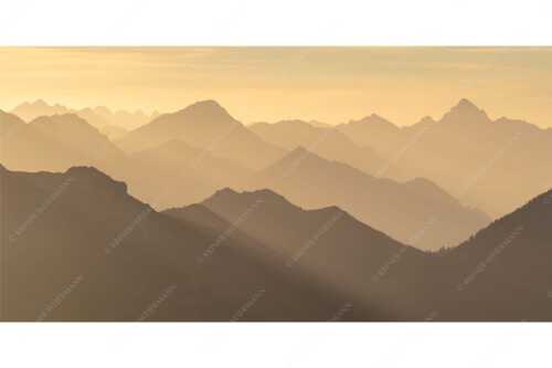Weit schweift der Blick über das Ammergebirge bis hin zu den Allgäuer Alpen - Welt der Sihouetten - Seitenverhältnis 2:1 - Gipfel und Bergketten - weitere Infos unter https://www.kriner-weiermann.de