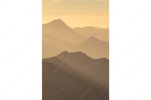 Weit schweift der Blick über das Ammergebirge bis hin zu den Allgäuer Alpen - Welt der Sihouetten - Seitenverhältnis 2:3 - Gipfel und Bergketten - weitere Infos unter https://www.kriner-weiermann.de