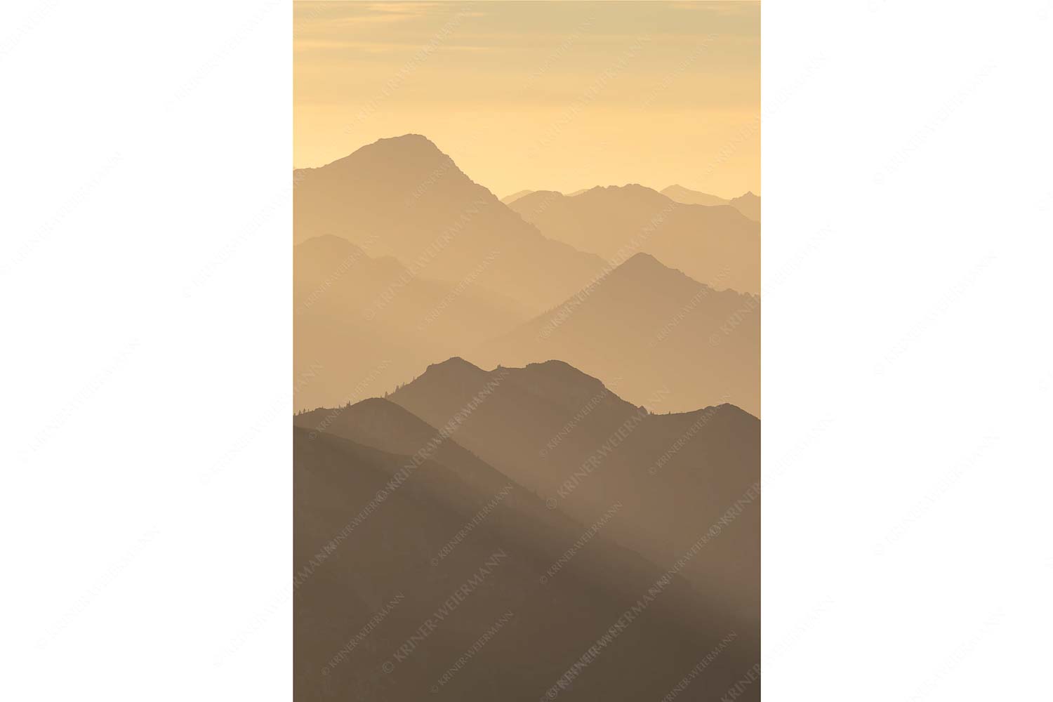 Weit schweift der Blick über das Ammergebirge bis hin zu den Allgäuer Alpen