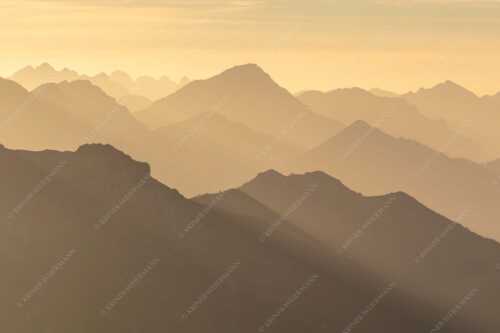 Weit schweift der Blick über das Ammergebirge bis hin zu den Allgäuer Alpen - Welt der Sihouetten - Seitenverhältnis 3:2 - Gipfel und Bergketten - weitere Infos unter https://www.kriner-weiermann.de