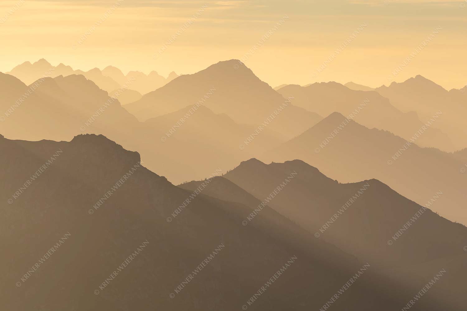 Weit schweift der Blick über das Ammergebirge bis hin zu den Allgäuer Alpen