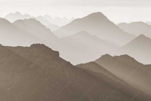 Weit schweift der Blick über das Ammergebirge bis hin zu den Allgäuer Alpen - Welt der Sihouetten - Seitenverhältnis 3:2 - Gipfel und Bergketten - weitere Infos unter https://www.kriner-weiermann.de