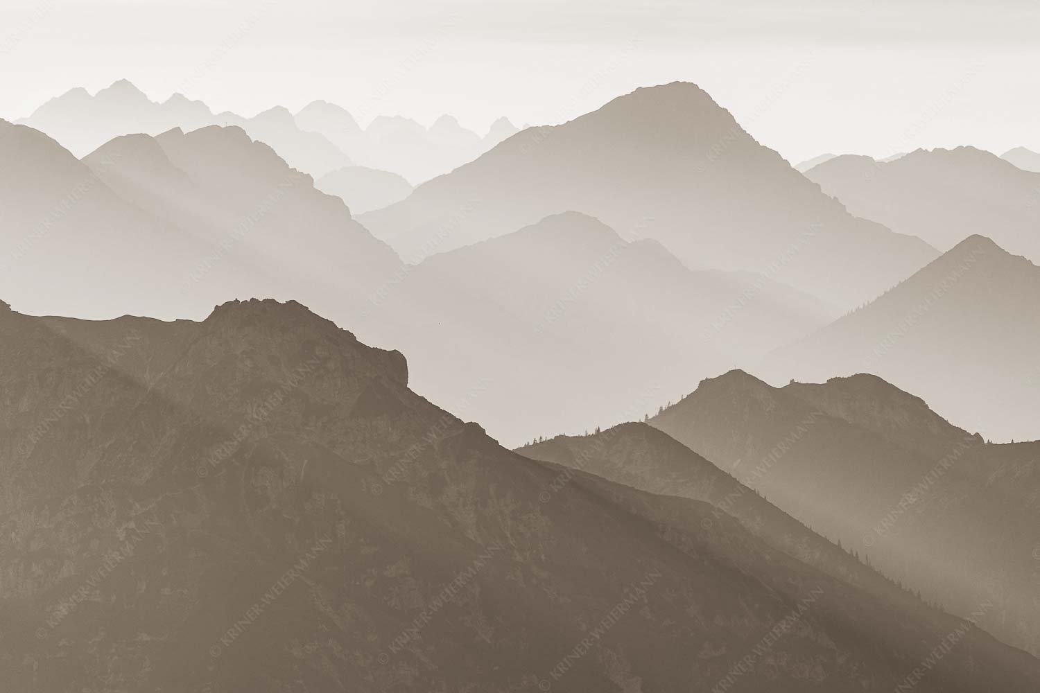 Welt der Sihouetten – Seitenverhältnis 3:2 — Gipfel und Bergketten Weit schweift der Blick über das Ammergebirge bis hin zu den Allgäuer Alpen