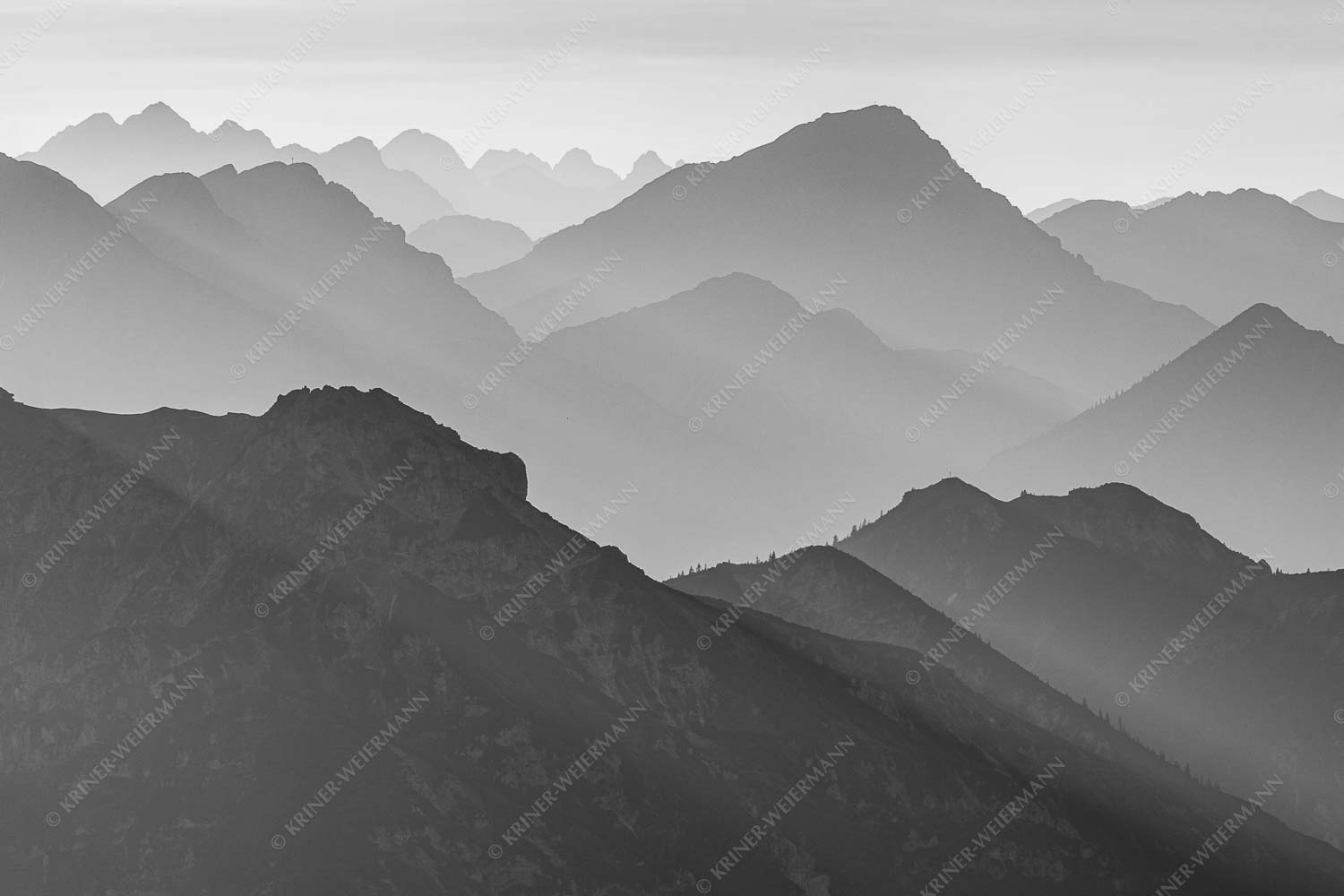 Welt der Sihouetten – Seitenverhältnis 3:2 — Gipfel und Bergketten Weit schweift der Blick über das Ammergebirge bis hin zu den Allgäuer Alpen