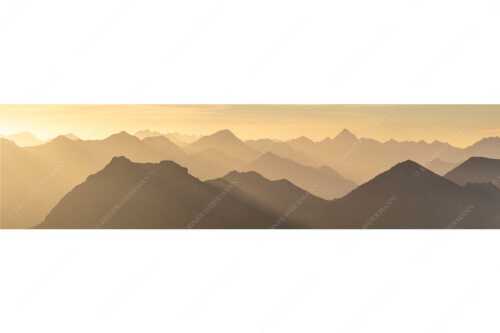 Weit schweift der Blick über das Ammergebirge bis hin zu den Allgäuer Alpen - Welt der Sihouetten - Seitenverhältnis 4:1 - Gipfel und Bergketten - weitere Infos unter https://www.kriner-weiermann.de