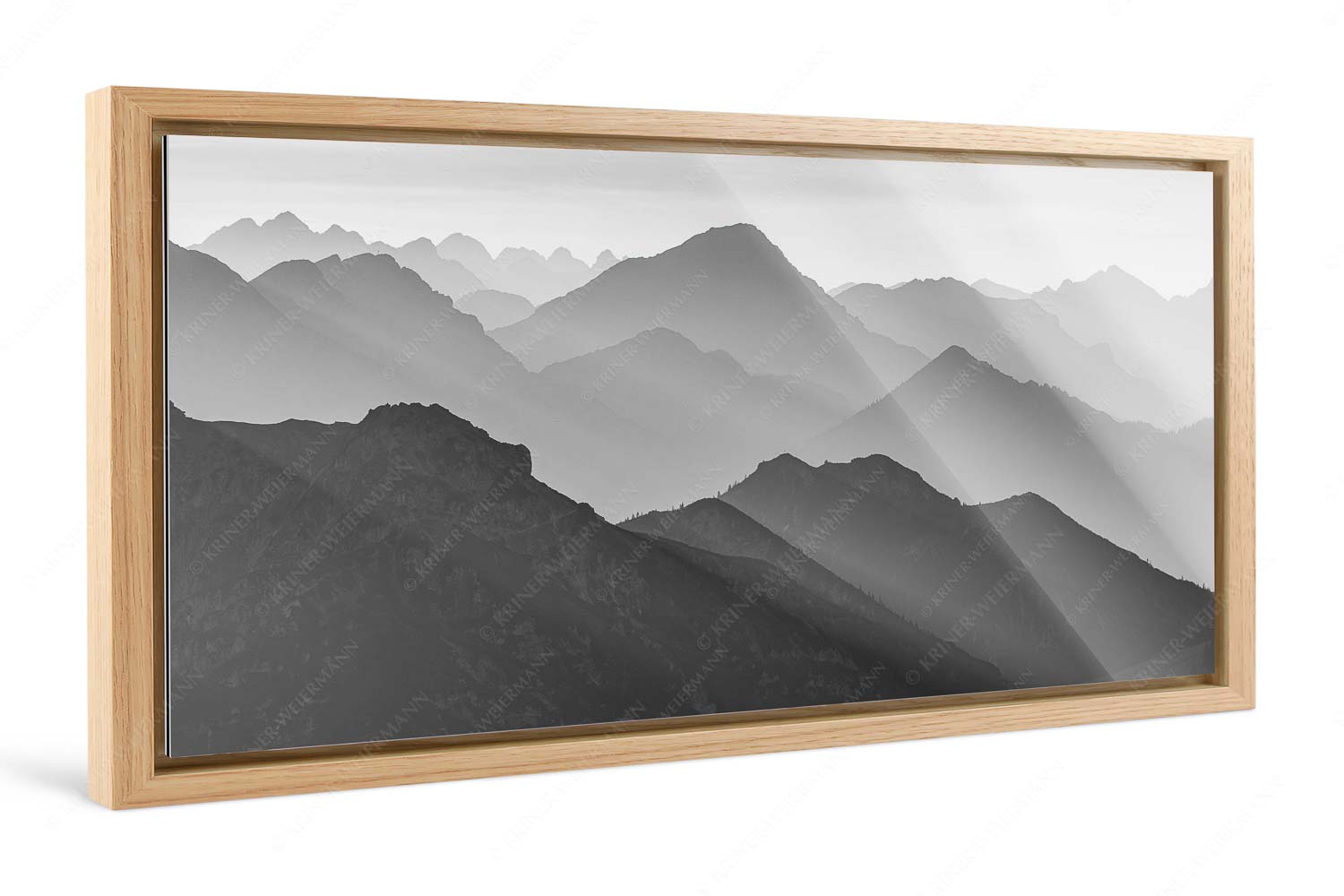 Welt der Sihouetten – Foto im Schattenfugen-Rahmen — Gipfel und Bergketten Weit schweift der Blick über das Ammergebirge bis hin zu den Allgäuer Alpen - Welt der Sihouetten - Foto im Schattenfugen-Rahmen - Gipfel und Bergketten - weitere Infos unter https://www.kriner-weiermann.de