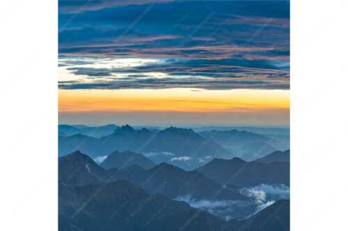 Blick von der Zugspitze über Thannheimer Berge nach einem Gewitterregen - Wetterberuhigung - Seitenverhältnis 1:1 - Zugspitze Abendstimmung - weitere Infos unter https://www.kriner-weiermann.de