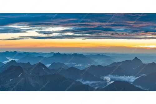 Blick von der Zugspitze über Thannheimer Berge nach einem Gewitterregen - Wetterberuhigung - Seitenverhältnis 2:1 - Zugspitze Abendstimmung - weitere Infos unter https://www.kriner-weiermann.de
