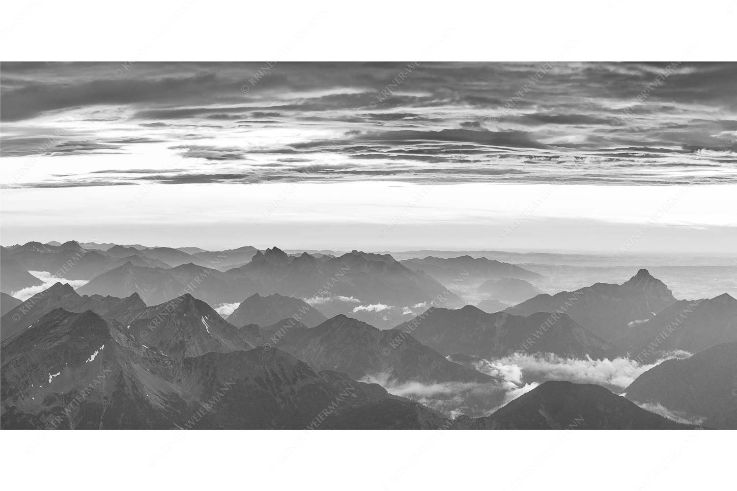 Wetterberuhigung – Seitenverhältnis 2:1 — Zugspitze Abendstimmung Blick von der Zugspitze über Thannheimer Berge nach einem Gewitterregen