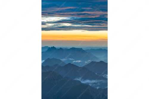 Blick von der Zugspitze über Thannheimer Berge nach einem Gewitterregen - Wetterberuhigung - Seitenverhältnis 2:3 - Zugspitze Abendstimmung - weitere Infos unter https://www.kriner-weiermann.de