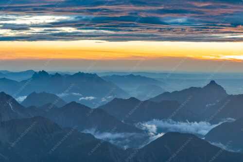 Blick von der Zugspitze über Thannheimer Berge nach einem Gewitterregen - Wetterberuhigung - Seitenverhältnis 3:2 - Zugspitze Abendstimmung - weitere Infos unter https://www.kriner-weiermann.de