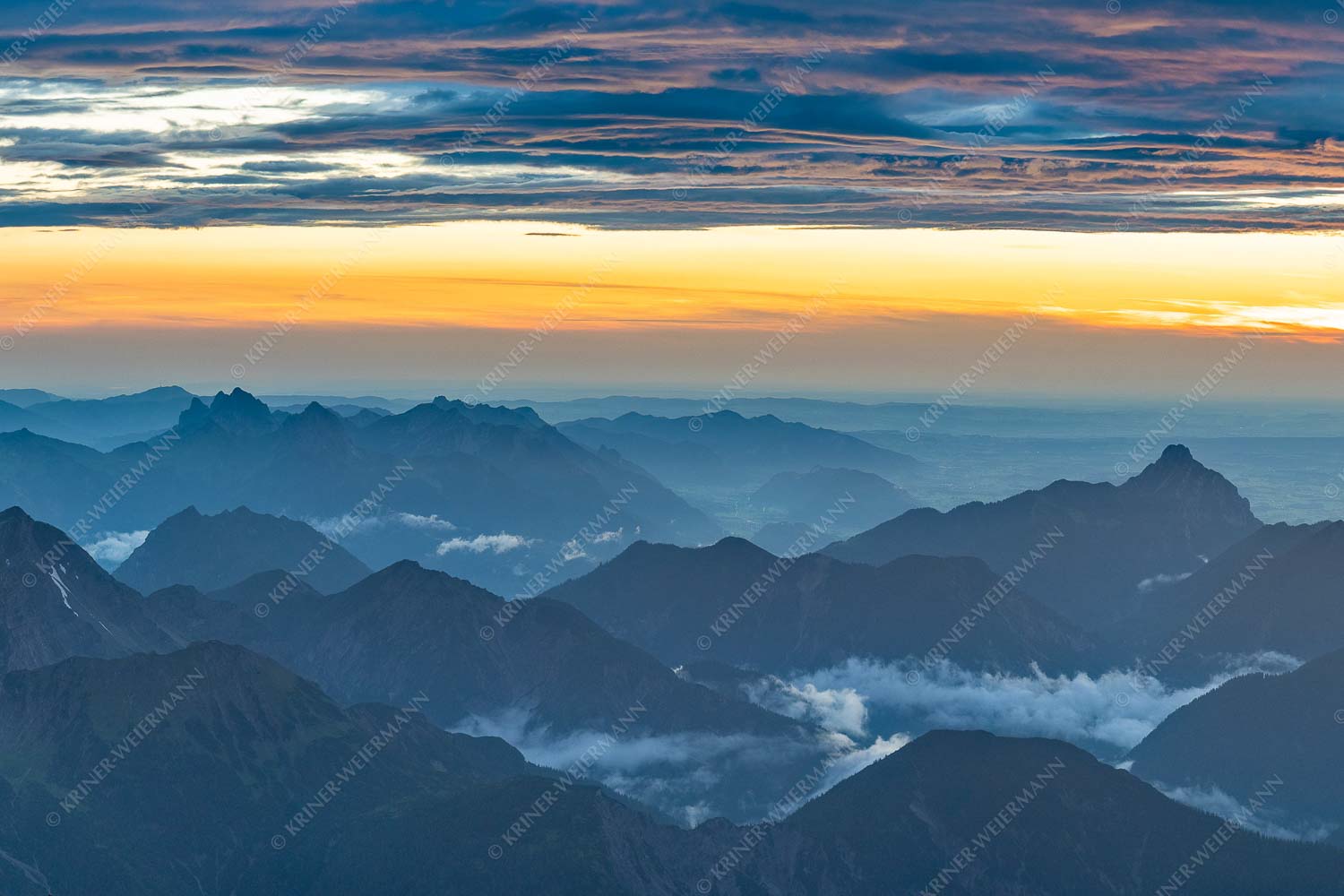 Wetterberuhigung – Seitenverhältnis 3:2 — Zugspitze Abendstimmung Blick von der Zugspitze über Thannheimer Berge nach einem Gewitterregen