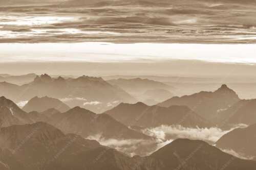 Blick von der Zugspitze über Thannheimer Berge nach einem Gewitterregen - Wetterberuhigung - Seitenverhältnis 3:2 - Zugspitze Abendstimmung - weitere Infos unter https://www.kriner-weiermann.de