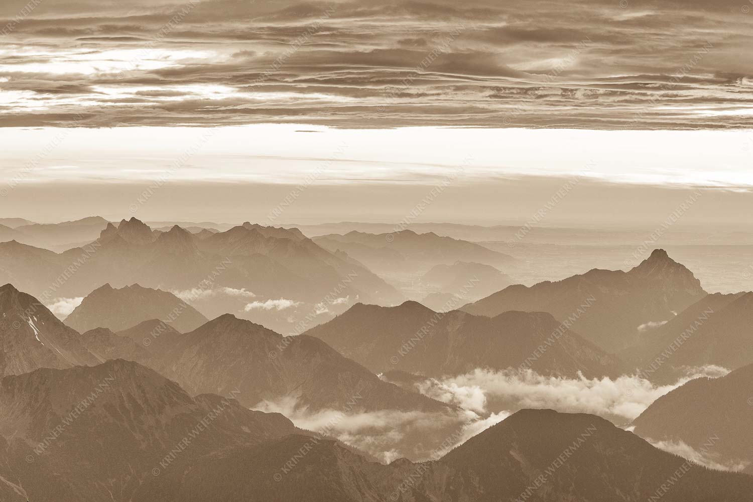 Wetterberuhigung – Seitenverhältnis 3:2 — Zugspitze Abendstimmung Blick von der Zugspitze über Thannheimer Berge nach einem Gewitterregen