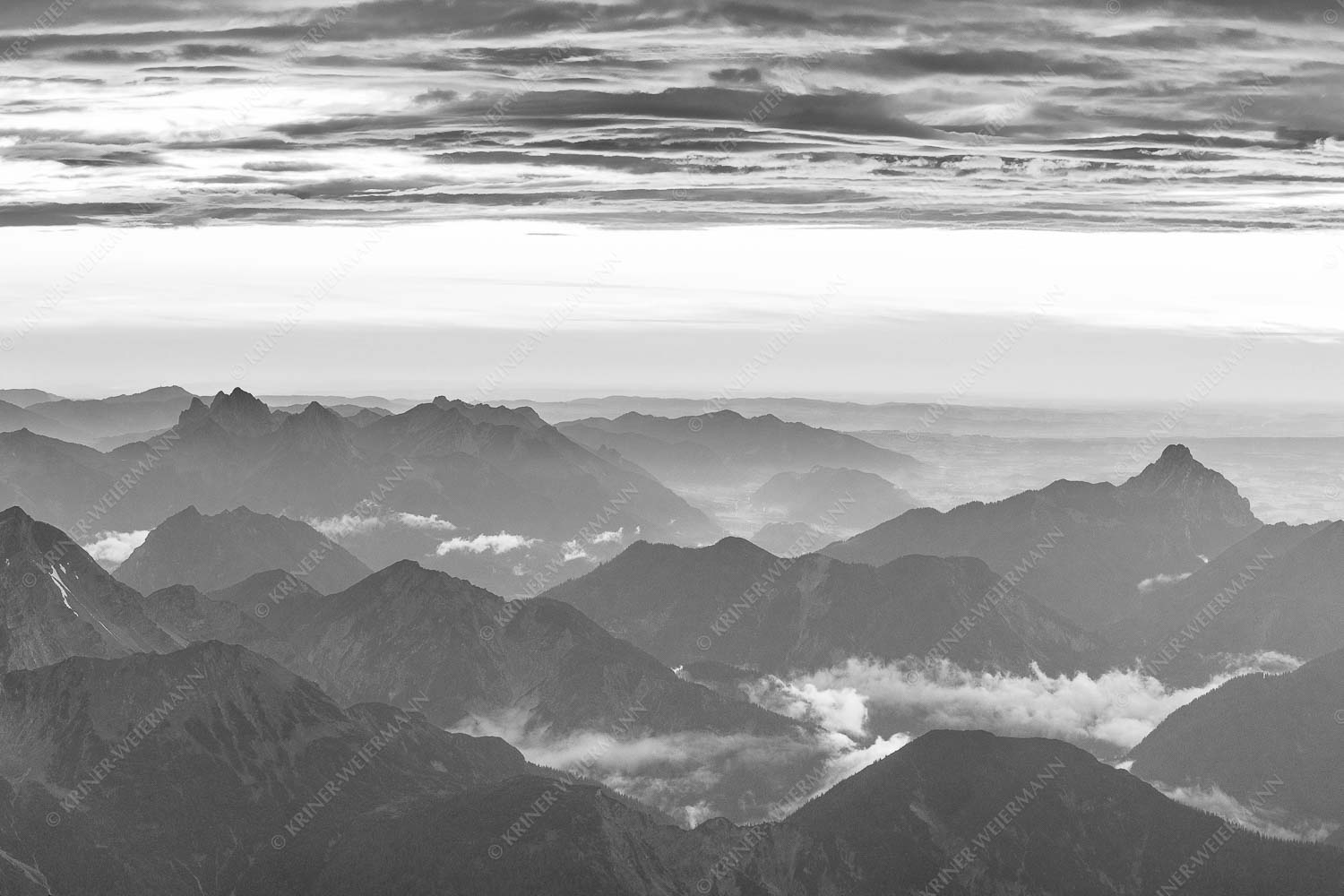 Wetterberuhigung – Seitenverhältnis 3:2 — Zugspitze Abendstimmung Blick von der Zugspitze über Thannheimer Berge nach einem Gewitterregen
