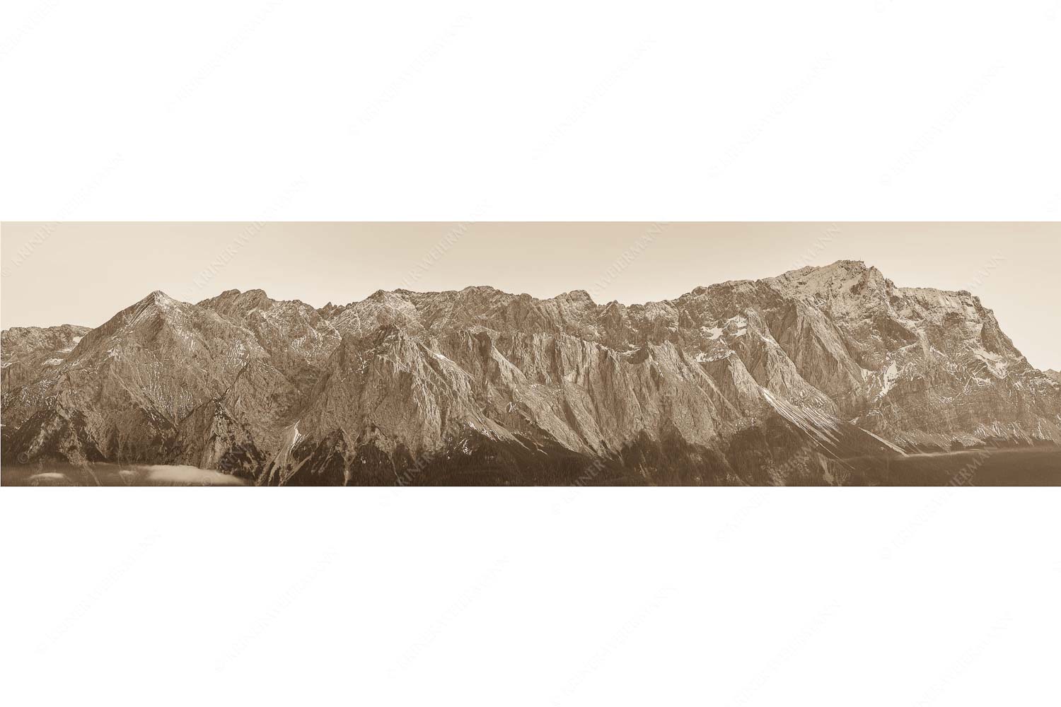Blick auf Alpspitz, Waxenstein, Jubiläumsgrat und Zugspitze - Wetterstein Nord-West - Seitenverhältnis 4:1 - Alpspitze Jubiläumsgrat Zugspitze - weitere Infos unter https://www.kriner-weiermann.de