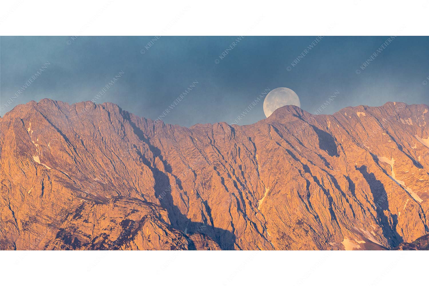 Wettersteingrat – Seitenverhältnis 2:1 — Vollmond Vollmonduntergang am Wetterstein bei Sonnenaufgang
