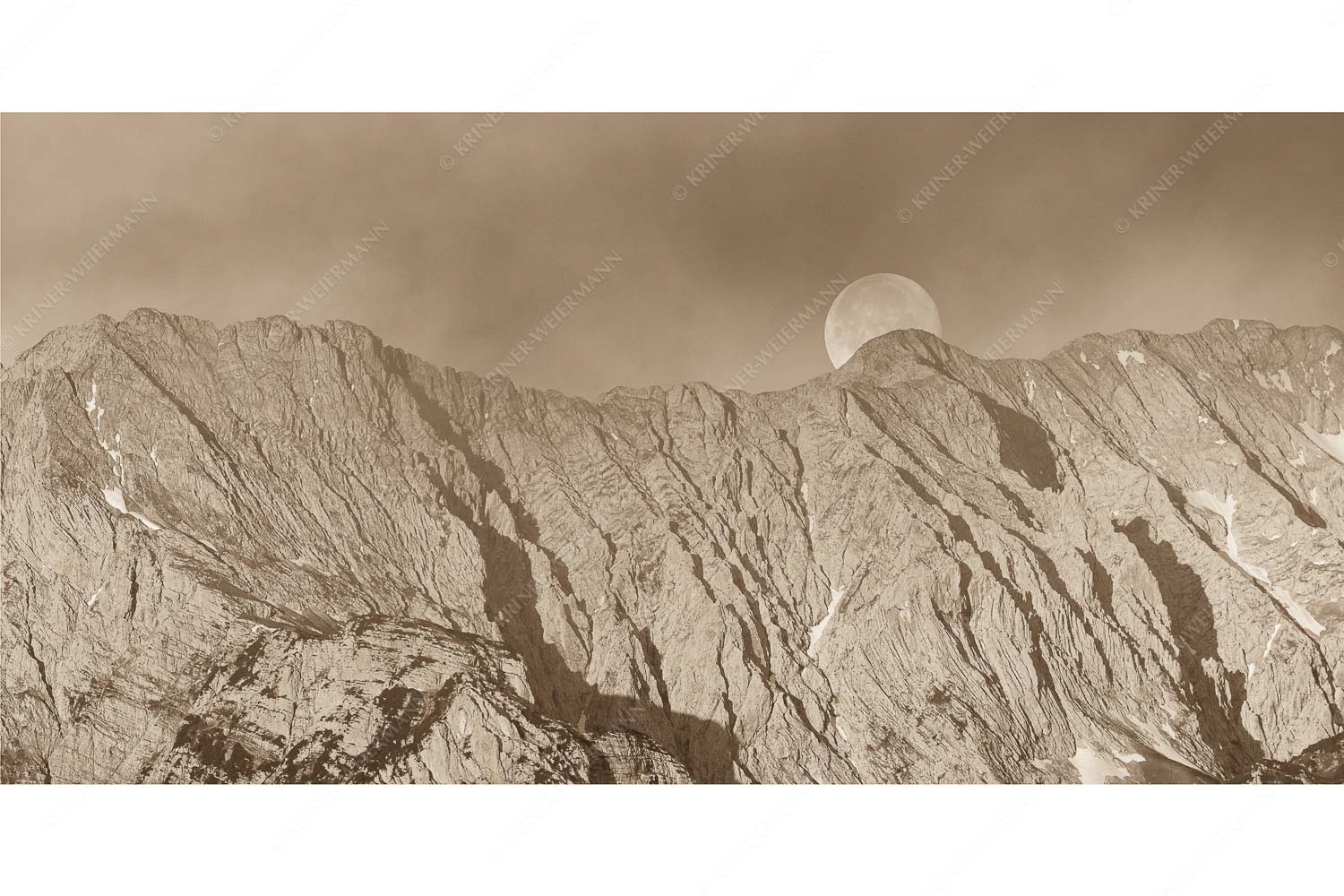 Wettersteingrat – Seitenverhältnis 2:1 — Vollmond Vollmonduntergang am Wetterstein bei Sonnenaufgang