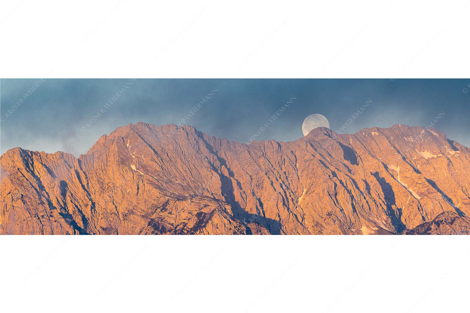 Wettersteingrat – Seitenverhältnis 3:1 — Vollmond Vollmonduntergang am Wetterstein bei Sonnenaufgang