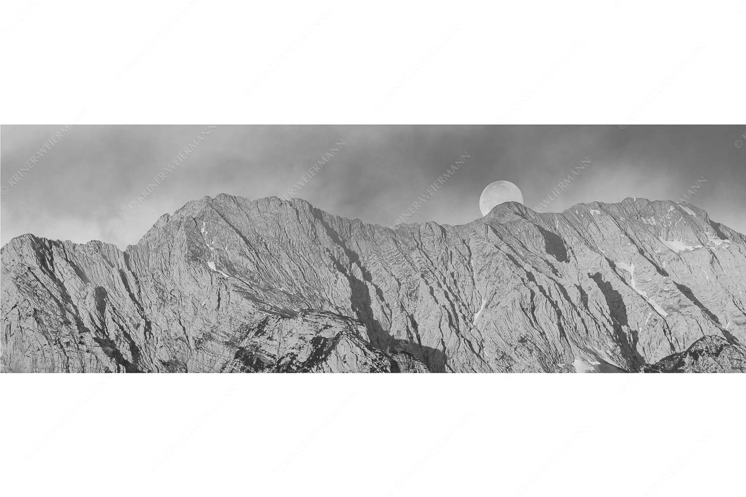 Wettersteingrat – Seitenverhältnis 3:1 — Vollmond Vollmonduntergang am Wetterstein bei Sonnenaufgang