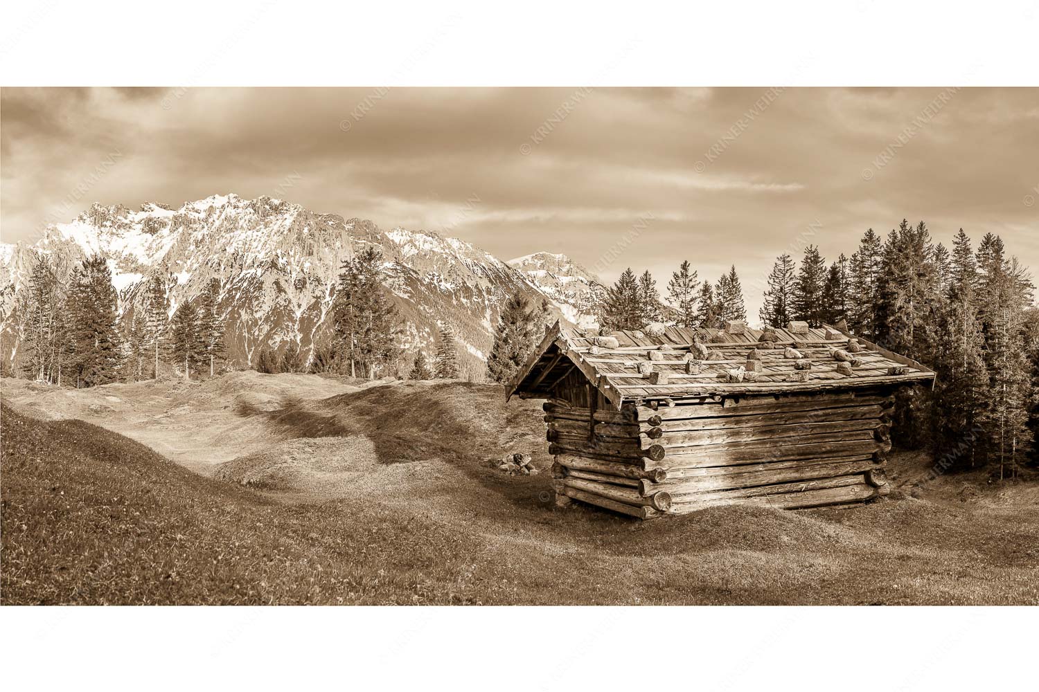 Traditioneller Stadel mit Blick zum Karwendel - Wiesmahtstadel - Seitenverhältnis 2:1 - Buckelwiese mit Karwendel - weitere Infos unter https://www.kriner-weiermann.de