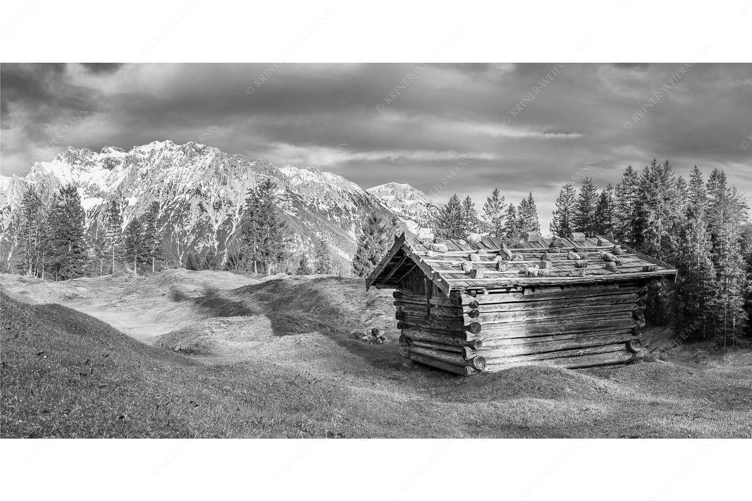 Traditioneller Stadel mit Blick zum Karwendel - Wiesmahtstadel - Seitenverhältnis 2:1 - Buckelwiese mit Karwendel - weitere Infos unter https://www.kriner-weiermann.de