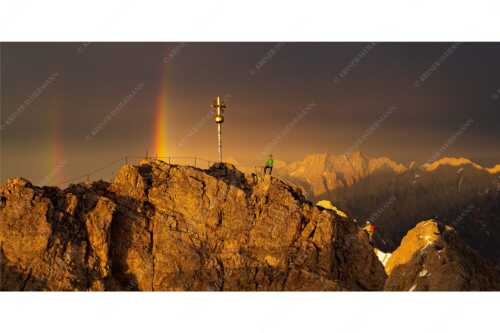 Traumhafte Stimmung auf den letzten Metern zum höchsten Gipfel in Deutschland - Wiklich oben bist du nie - Seitenverhältnis 2:1 - Regenbogen an der Zugspitze - weitere Infos unter https://www.kriner-weiermann.de