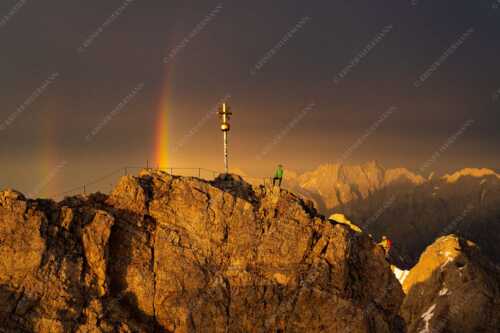 Traumhafte Stimmung auf den letzten Metern zum höchsten Gipfel in Deutschland - Wiklich oben bist du nie - Seitenverhältnis 3:2 - Regenbogen an der Zugspitze - weitere Infos unter https://www.kriner-weiermann.de