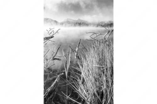 Blick über Barmsee zum Karwendelgebirge - Wildes Ufer - Seitenverhältnis 2:3 - Nebel am Barmsee mit Karwendel - weitere Infos unter https://www.kriner-weiermann.de