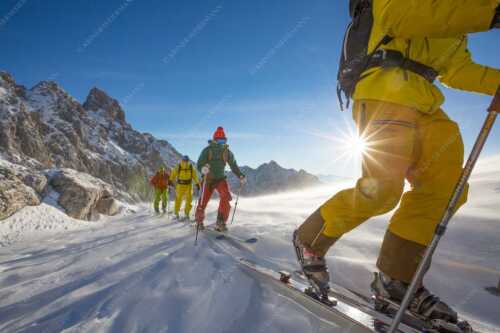 Starke Winde fegen an diesem Wintermorgen über das Zugspitzplatt - Windig - Seitenverhältnis 3:2 - Skitour im Zugspitzgebiet - weitere Infos unter https://www.kriner-weiermann.de