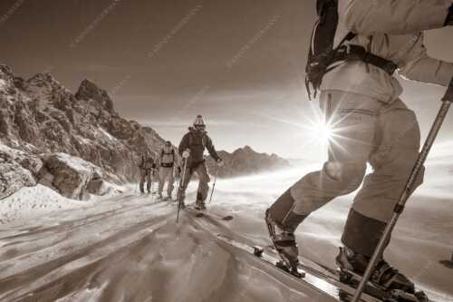 Starke Winde fegen an diesem Wintermorgen über das Zugspitzplatt - Windig - Seitenverhältnis 3:2 - Skitour im Zugspitzgebiet - weitere Infos unter https://www.kriner-weiermann.de