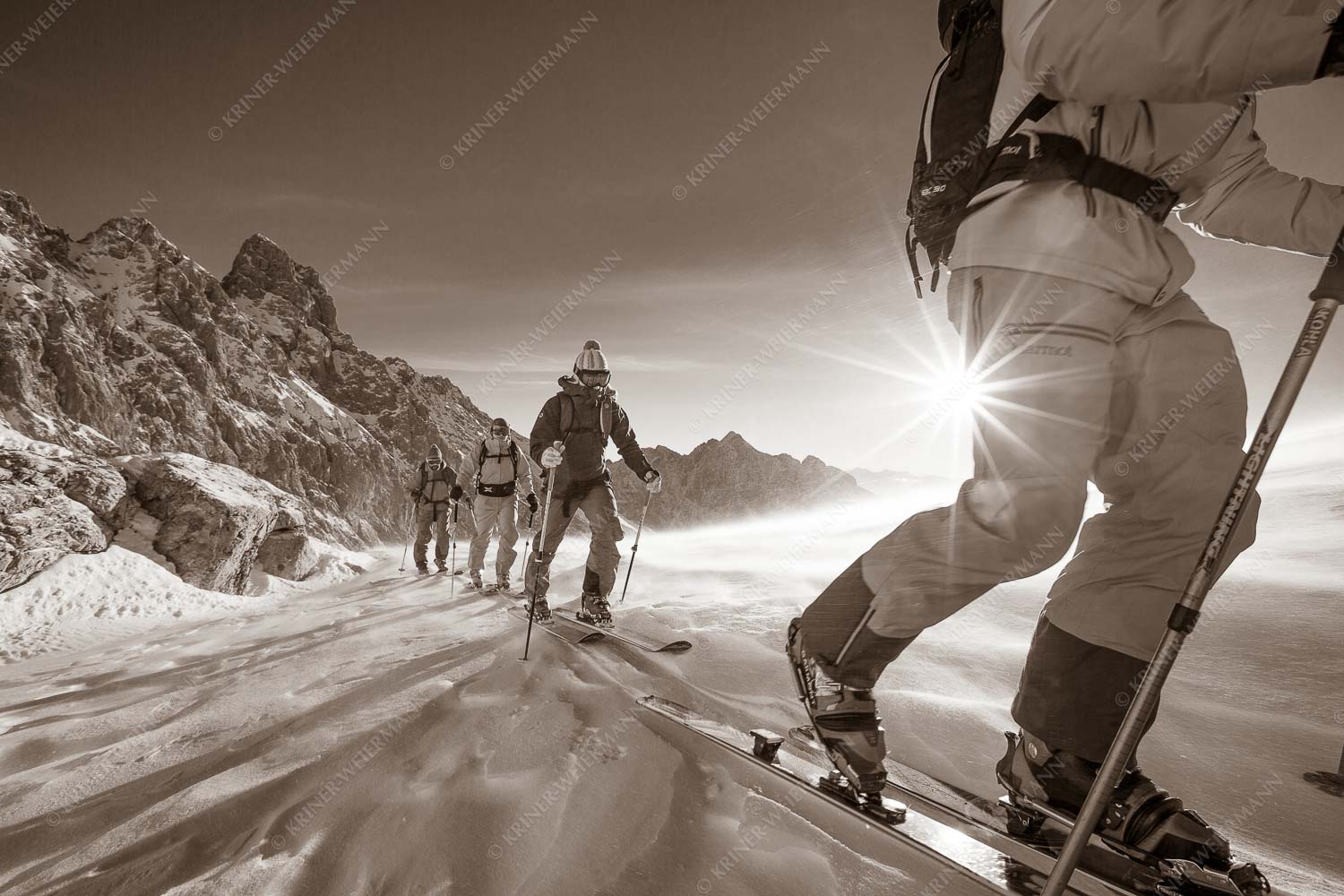 Windig – Seitenverhältnis 3:2 — Skitour im Zugspitzgebiet Starke Winde fegen an diesem Wintermorgen über das Zugspitzplatt