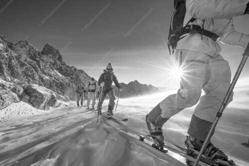 Starke Winde fegen an diesem Wintermorgen über das Zugspitzplatt - Windig - Seitenverhältnis 3:2 - Skitour im Zugspitzgebiet - weitere Infos unter https://www.kriner-weiermann.de