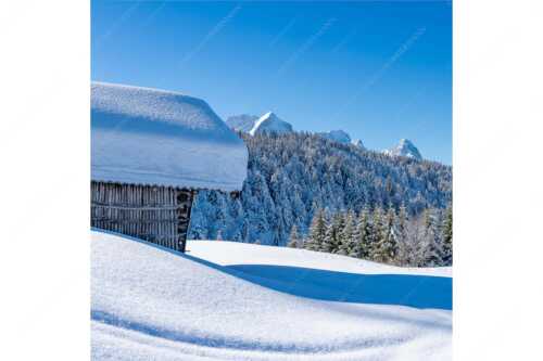 Wiesmahdstadel mit Stanker und viel Schnee mit Alpspitze, Zugspitze und Waxenstein im Hintergrund - Winter satt - Seitenverhältnis 1:1 - viel Schnee Stadel mit Zugspitze - weitere Infos unter https://www.kriner-weiermann.de