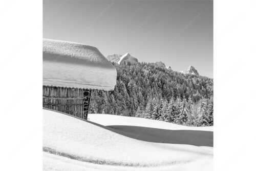 Wiesmahdstadel mit Stanker und viel Schnee mit Alpspitze, Zugspitze und Waxenstein im Hintergrund - Winter satt - Seitenverhältnis 1:1 - viel Schnee Stadel mit Zugspitze - weitere Infos unter https://www.kriner-weiermann.de