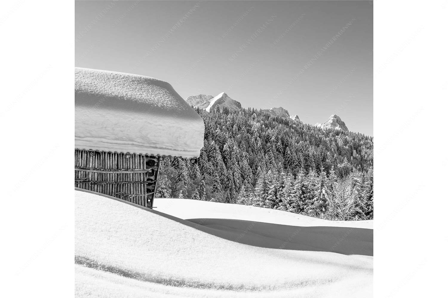 Winter satt – Seitenverhältnis 1:1 — viel Schnee Stadel mit Zugspitze Wiesmahdstadel mit Stanker und viel Schnee mit Alpspitze, Zugspitze und Waxenstein im Hintergrund