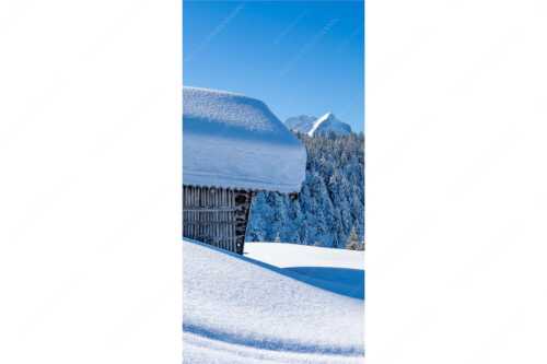 Wiesmahdstadel mit Stanker und viel Schnee mit Alpspitze, Zugspitze und Waxenstein im Hintergrund - Winter satt - Seitenverhältnis 1:2 - viel Schnee Stadel mit Zugspitze - weitere Infos unter https://www.kriner-weiermann.de