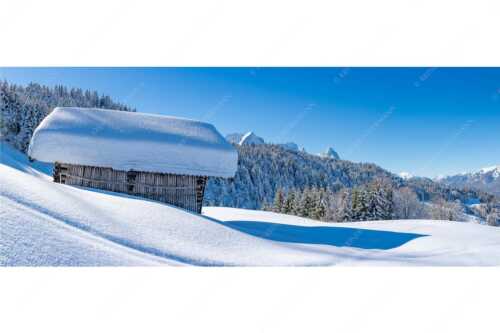 Wiesmahdstadel mit Stanker und viel Schnee mit Alpspitze, Zugspitze und Waxenstein im Hintergrund - Winter satt - Seitenverhältnis 2,5:1 - viel Schnee Stadel mit Zugspitze - weitere Infos unter https://www.kriner-weiermann.de