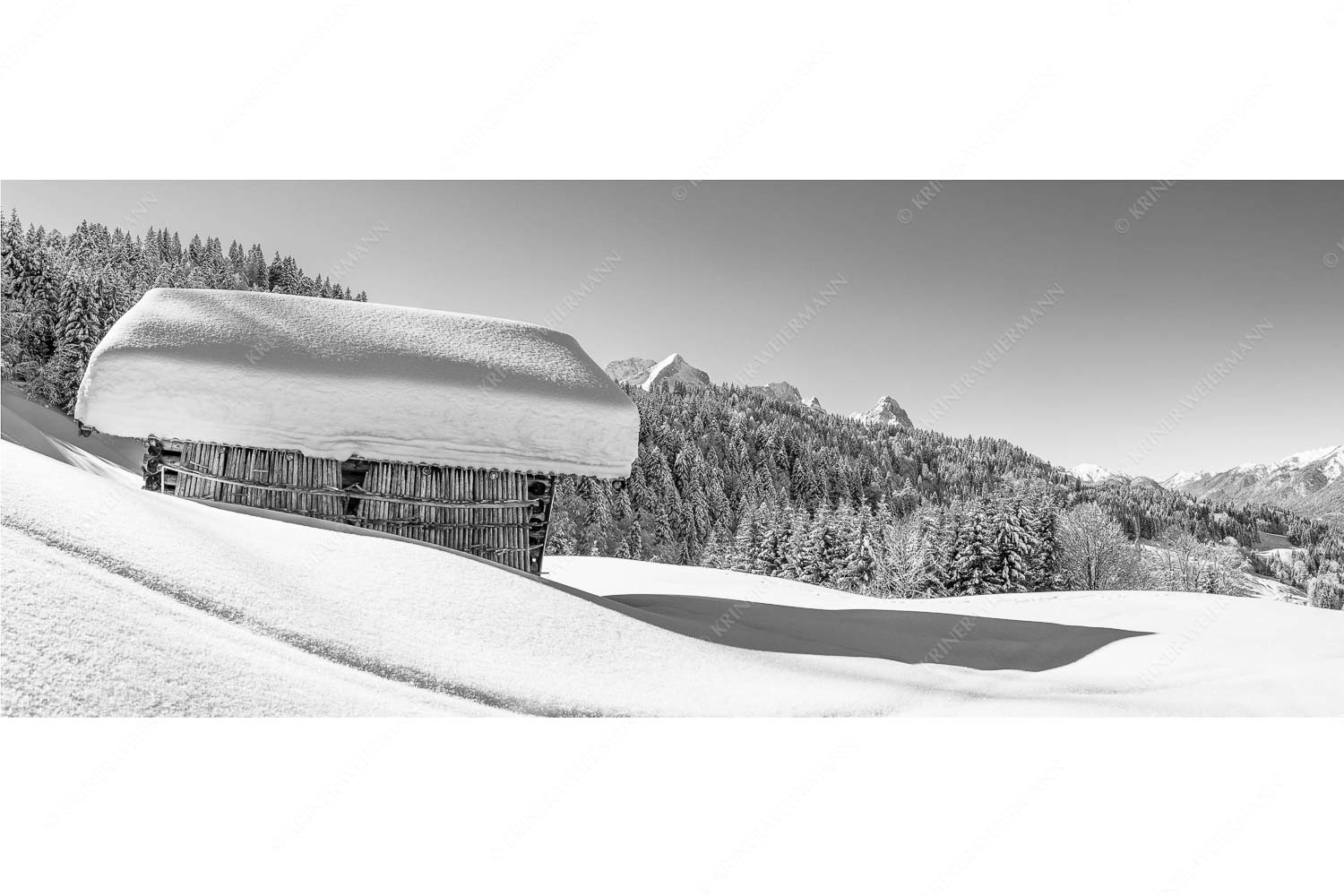 Winter satt – Seitenverhältnis 2,5:1 — viel Schnee Stadel mit Zugspitze Wiesmahdstadel mit Stanker und viel Schnee mit Alpspitze, Zugspitze und Waxenstein im Hintergrund