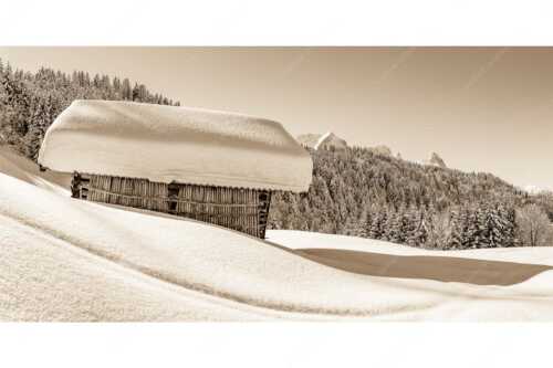 Wiesmahdstadel mit Stanker und viel Schnee mit Alpspitze, Zugspitze und Waxenstein im Hintergrund - Winter satt - Seitenverhältnis 2:1 - viel Schnee Stadel mit Zugspitze - weitere Infos unter https://www.kriner-weiermann.de