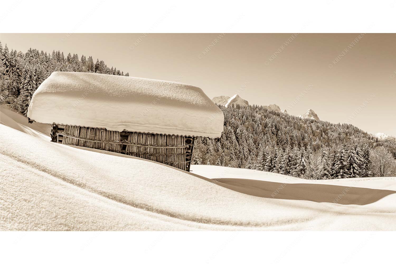 Winter satt – Seitenverhältnis 2:1 — viel Schnee Stadel mit Zugspitze Wiesmahdstadel mit Stanker und viel Schnee mit Alpspitze, Zugspitze und Waxenstein im Hintergrund
