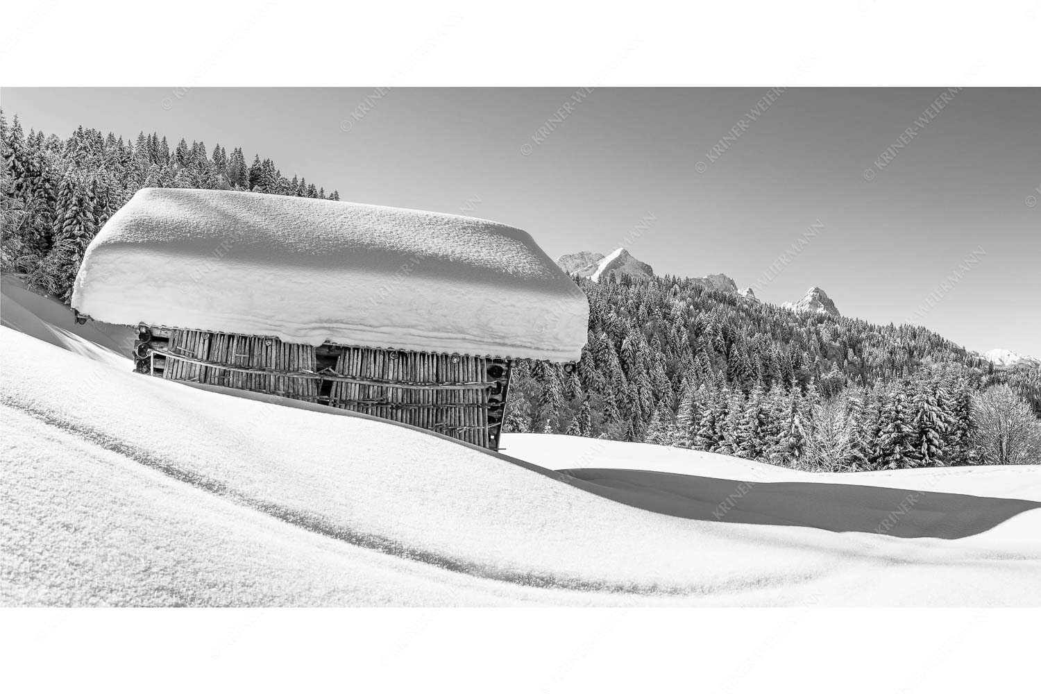 Winter satt – Seitenverhältnis 2:1 — viel Schnee Stadel mit Zugspitze Wiesmahdstadel mit Stanker und viel Schnee mit Alpspitze, Zugspitze und Waxenstein im Hintergrund