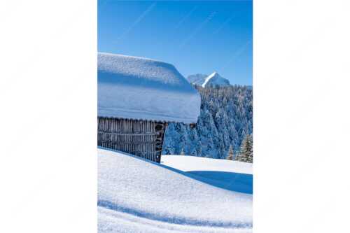 Wiesmahdstadel mit Stanker und viel Schnee mit Alpspitze, Zugspitze und Waxenstein im Hintergrund - Winter satt - Seitenverhältnis 2:3 - viel Schnee Stadel mit Zugspitze - weitere Infos unter https://www.kriner-weiermann.de