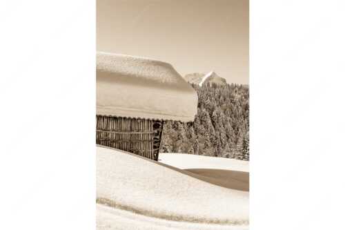 Wiesmahdstadel mit Stanker und viel Schnee mit Alpspitze, Zugspitze und Waxenstein im Hintergrund - Winter satt - Seitenverhältnis 2:3 - viel Schnee Stadel mit Zugspitze - weitere Infos unter https://www.kriner-weiermann.de