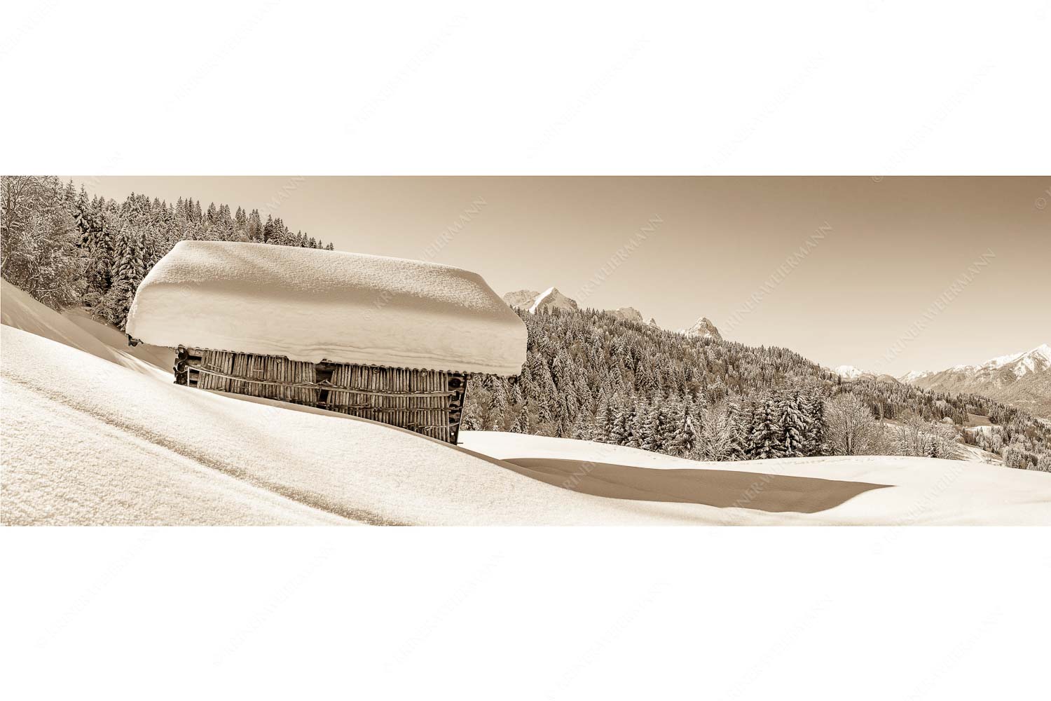 Winter satt – Seitenverhältnis 3:1 — viel Schnee Stadel mit Zugspitze Wiesmahdstadel mit Stanker und viel Schnee mit Alpspitze, Zugspitze und Waxenstein im Hintergrund